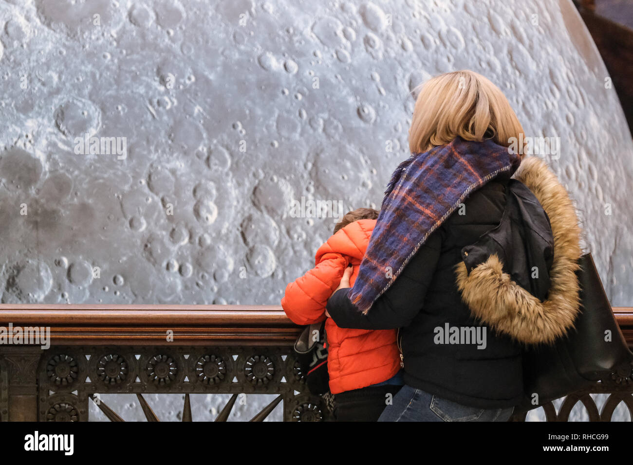 Preston UK, 2° febbraio 2019. La Harris museo e biblioteca a Preston ha aperto le sue porte al 'Museum della Luna" mostra oggi. Impianto britannico artista Luke Jerram's 23-piede alta, tridimensionale modello luna è sospeso al centro del grado 1 elencato la costruzione. I visitatori della mostra potranno anche ascoltare la musica composta da BAFTA e da Ivor Novello pluripremiato compositore Dan Jones. La mostra dura fino a domenica 24 febbraio. Credito: Paolo Melling/Alamy Live News Foto Stock