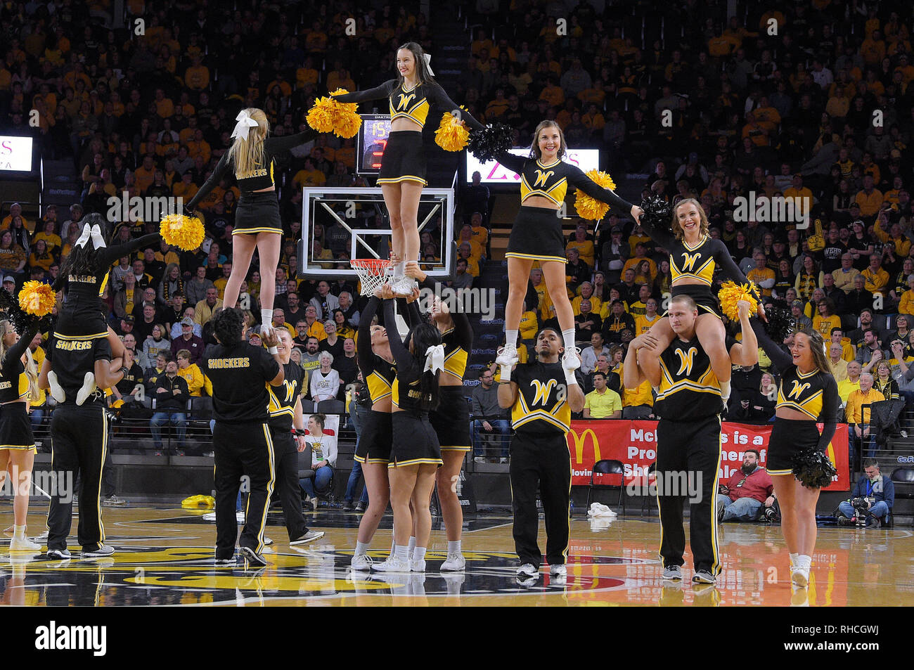 Wichita, Kansas, Stati Uniti d'America. 30 gen, 2019. La Wichita State cheerleaders Shockers intrattenere durante un timeout durante il NCAA Pallacanestro tra la SMU Mustangs e Wichita State Shockers a Charles Koch Arena di Wichita, Kansas. Kendall Shaw/CSM/Alamy Live News Foto Stock