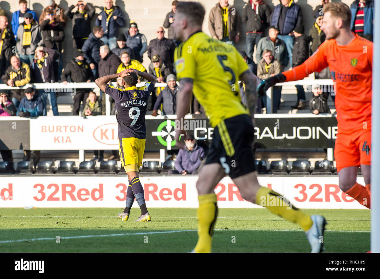 Burton upon Trent, Regno Unito . 2° febbraio 2019. J Sinclair di Oxford Regno rues un'occasione d' oro per metterle in testa durante il cielo EFL scommettere League 1 match tra Burton Albion e Oxford Regno alla Pirelli Stadium, Burton upon Trent, in Inghilterra il 2 febbraio 2019. Foto di Matteo Buchan. Solo uso editoriale, è richiesta una licenza per uso commerciale. Nessun uso in scommesse, giochi o un singolo giocatore/club/league pubblicazioni. Credit: UK Sports Pics Ltd/Alamy Live News Foto Stock