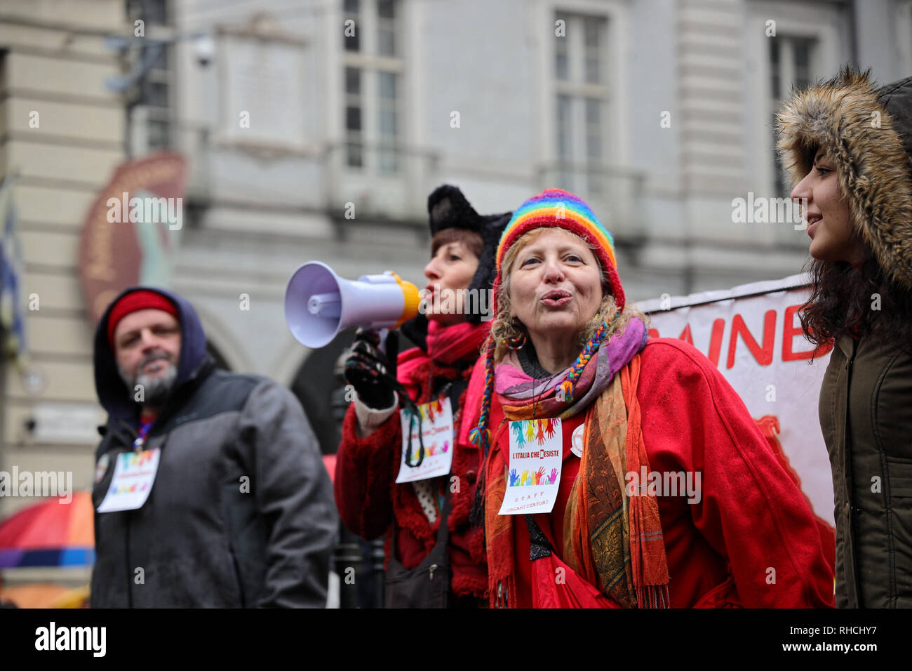 Torino, Italia. 2 febbraio 2019. I promotori della protesta denominata " Italia che resiste all' dimostrare per l'accoglienza dei migranti e contro le politiche xenofobe del governo italiano. Credito: MLBARIONA/Alamy Live News Foto Stock