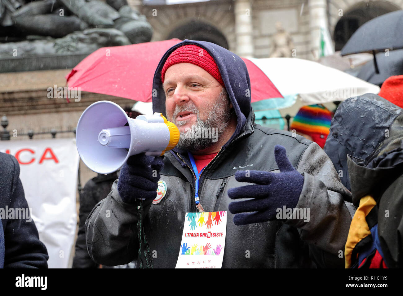 Torino, Italia. 2 febbraio 2019. Michele Angheleddu, promotore della protesta denominata " Italia che resiste all' dimostra per l'accoglienza dei migranti e contro le politiche xenofobe del governo italiano. Credito: MLBARIONA/Alamy Live News Foto Stock