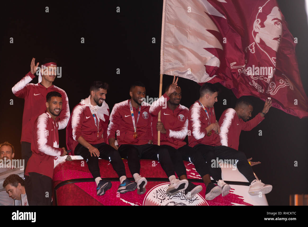 Doha in Qatar. 2° febbraio 2019. Il Qatar sta celebrando la sua nazionale di calcio di sconvolgere la vittoria alla Asian Cup con un benvenuto regale e una street parade di giubilanti fans nella capitale Doha. Il Qatar venerdì sconfitto quattro vincitori di tempo in Giappone la finale del 2019 AFC Asian Cup torneo di calcio svoltasi ad Abu Dhabi la Zayed Sport City Stadium negli Emirati Arabi Uniti (EAU). Credito: Ionel Sorin Furcoi/Alamy Live News Foto Stock