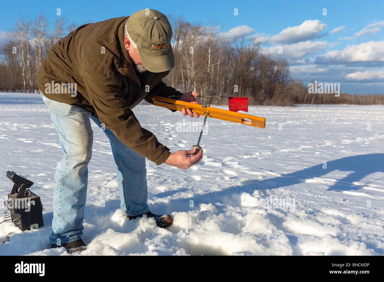 Wisconsin fisherman preparare una punta per la pesca sul ghiaccio. Foto Stock