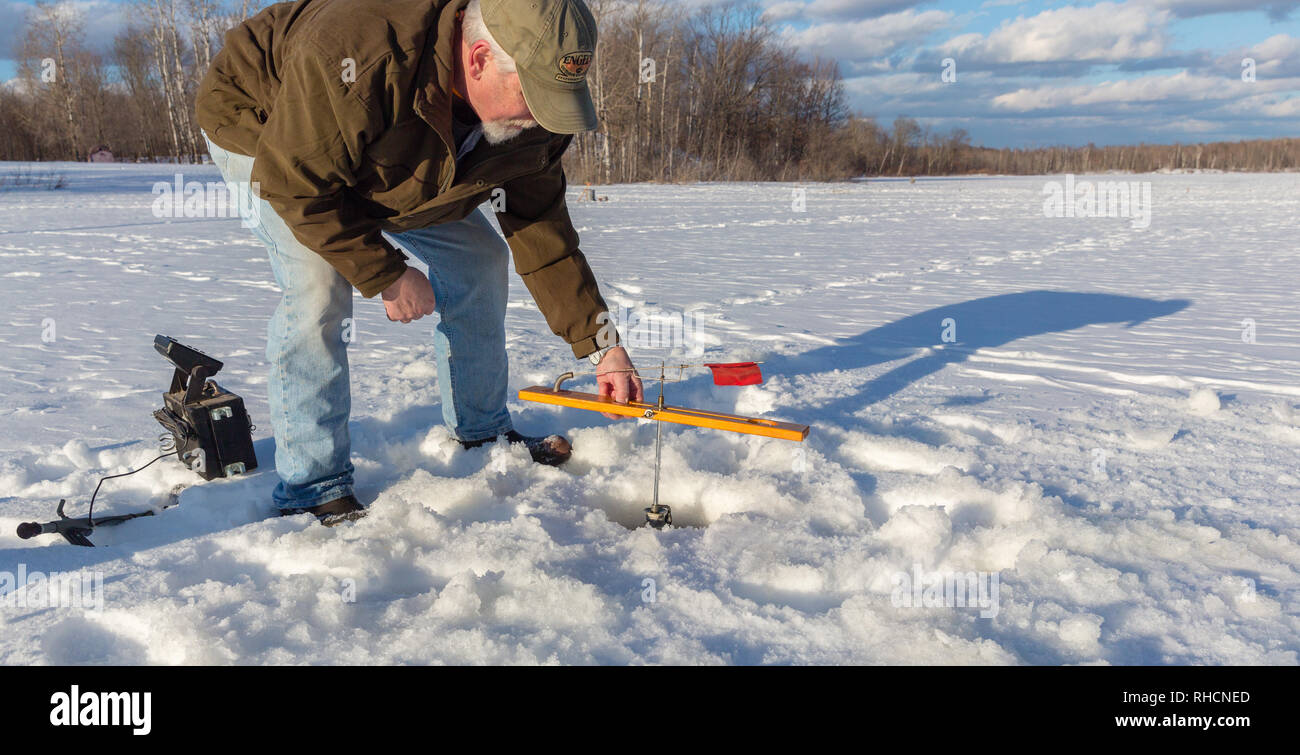 Wisconsin fisherman preparare una punta per la pesca sul ghiaccio. Foto Stock