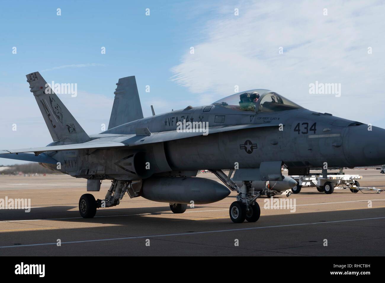 190201-N-DN355- 0262 Virginia Beach, VA (1 febbraio 2019) La Cmdr. William Mathis, comandante della Strike Fighter Squadron (VFA) 34, taxi aereo 434 all'hangar seguendo il volo finale dell'F/A-18 Hornet. L'F/A-18 Hornet è entrato in servizio operativo per la flotta nel 1984. Il velivolo della prima missione di combattimento è stato nel 1986 durante il funzionamento El Dorado Canyon e il lascito Hornet ha continuato a servire in tutti i grandi Stati Uniti operazione militare tra cui la guerra del Golfo, guerra irachena, Enduring Freedom, di Iraqi Freedom, inerenti a risolvere e più recentemente ha servito nel 2018 dal ponte di USS Ca Foto Stock