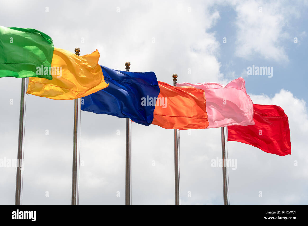Varie di colore unico bandiere flyig da una serie di pali di bandiera a Shanghai in Cina Foto Stock