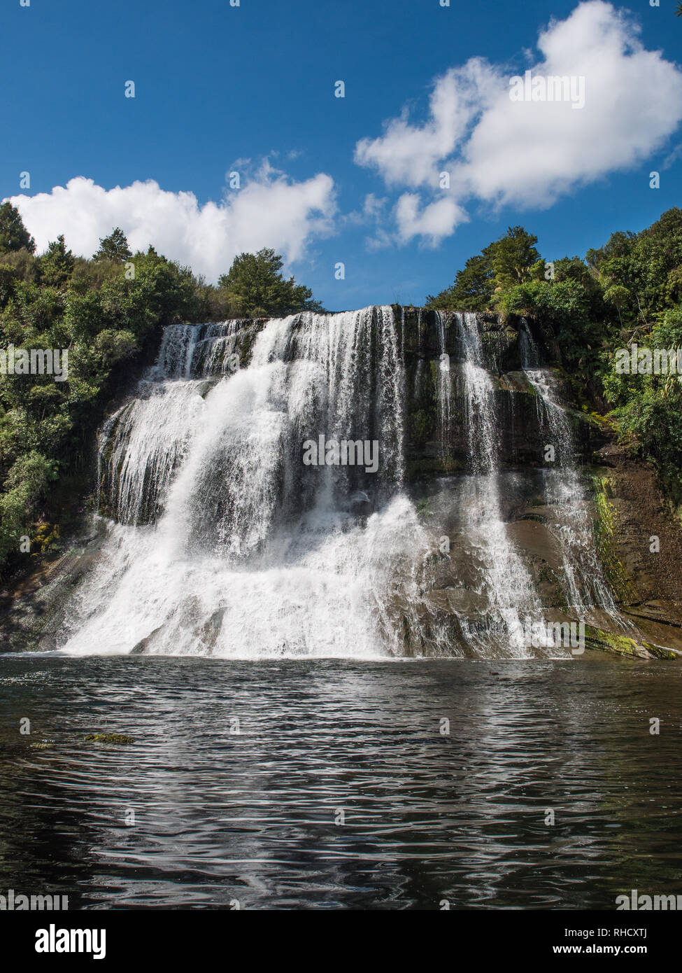 Ripples sotto Papakorito cascata, in estate, Aniwaniwa Stream, Urewera National Park, North Island, Nuova Zelanda Foto Stock