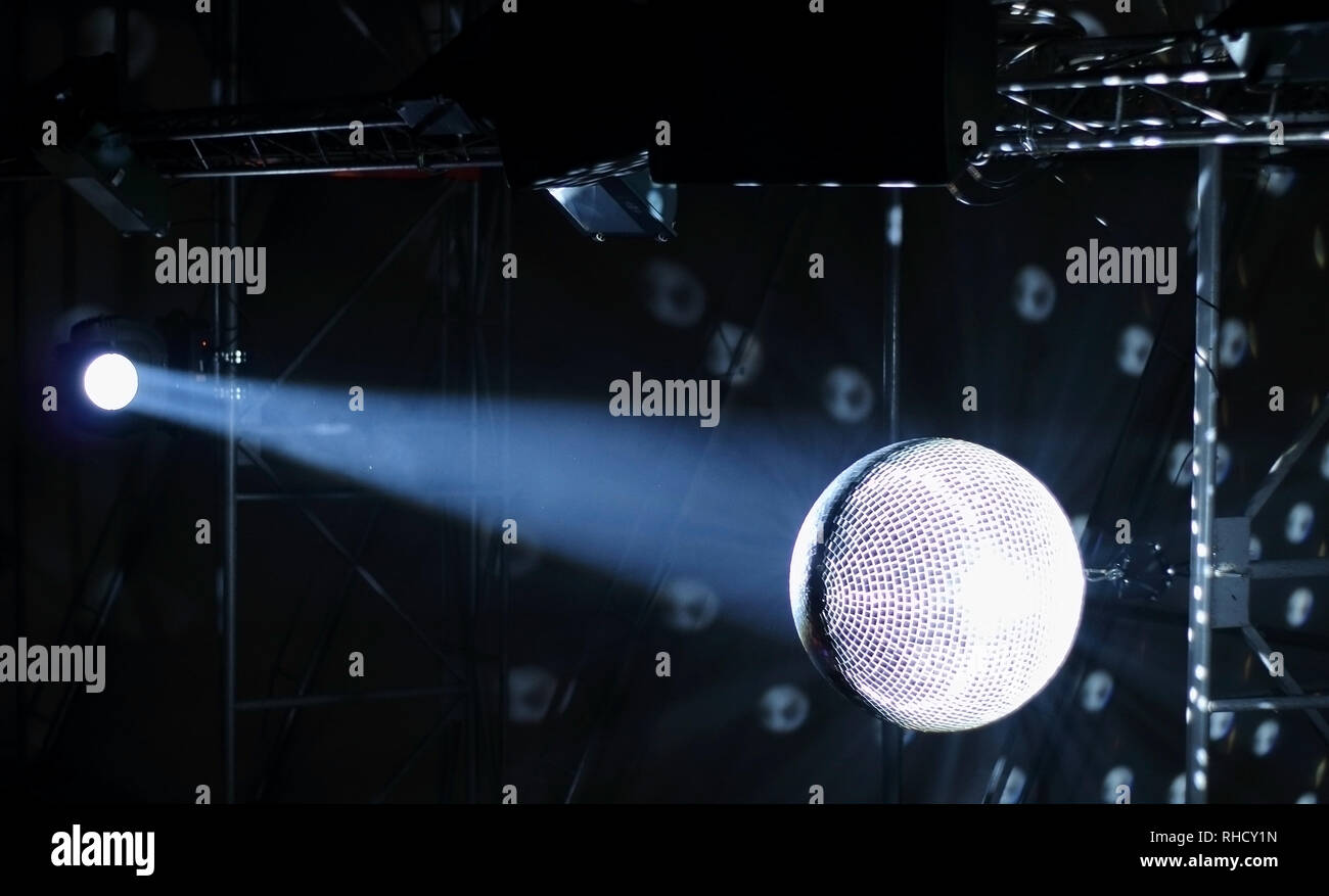 Sfera a specchio nel raggio di luce da parte di Spotlight immagine stock Foto Stock