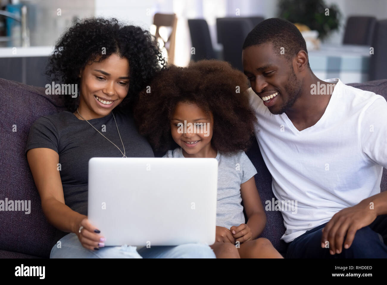 Felice famiglia africana con bambino divertirsi utilizzando laptop insieme Foto Stock