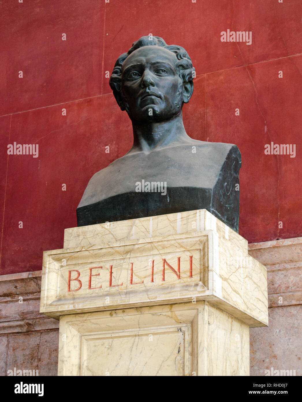 Un monumento che celebra l'italiano il compositore di musica classica di Vincenzo Bellini sul display al di fuori del Teatro Massimo di Palermo, in Sicilia. Il diciannovesimo secolo Foto Stock