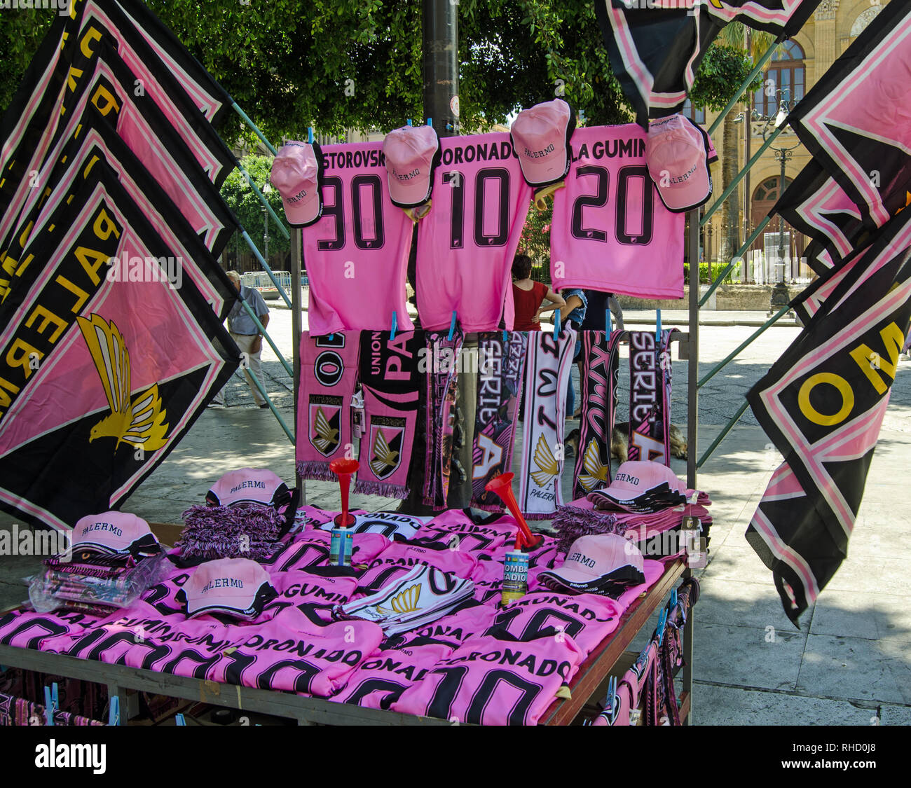 PALERMO, Italia - 16 giugno 2018: Rosa gli indumenti e le bandiere in  vendita per i sostenitori di Palermo della squadra di calcio della Sicilia  Foto stock - Alamy