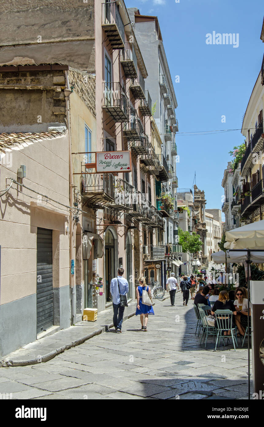 PALERMO, Italia - 16 giugno 2018: Visitatori godendo i negozi e i caffè di Via Sant'Anna nel centro del quartiere storico di Palermo, Sicil Foto Stock