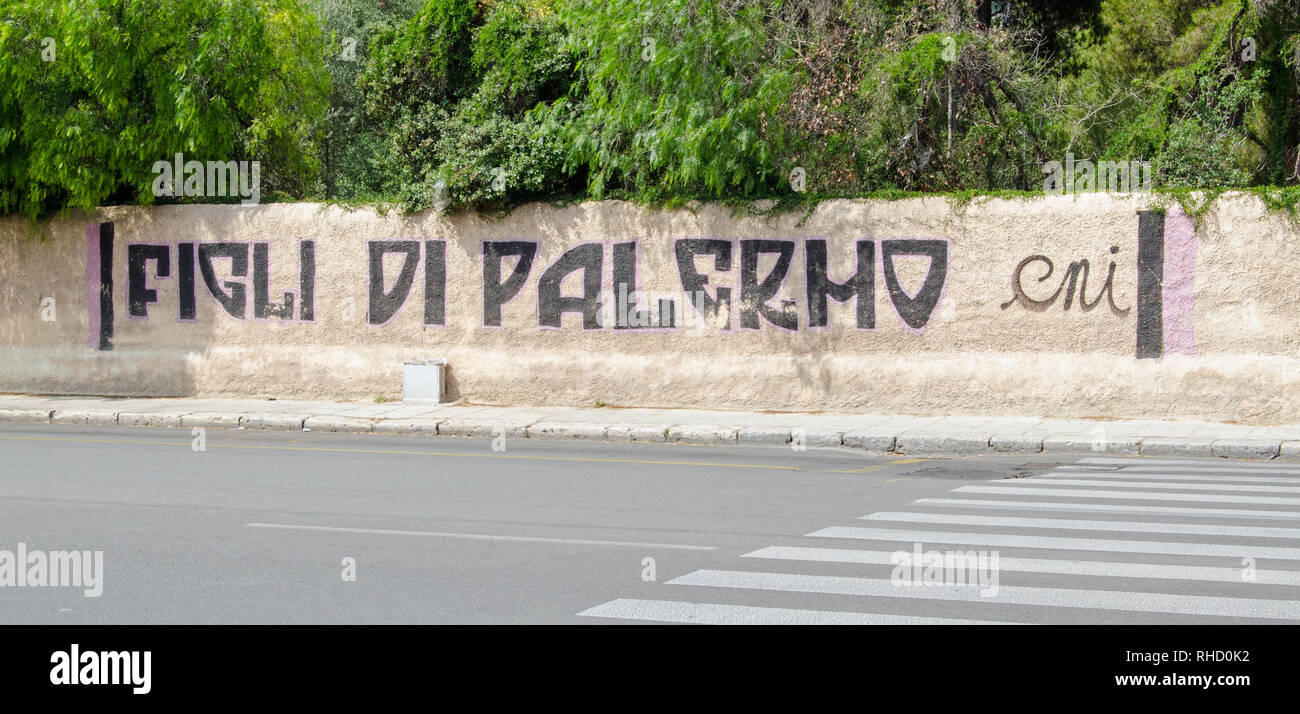 Accuratamente dipinto graffiti NEGLI STATI UNITI DI SUPPORTO Città di Palermo, di fronte il siciliano football club's home stadium. La frase significa 'sons di Palermo " . Foto Stock