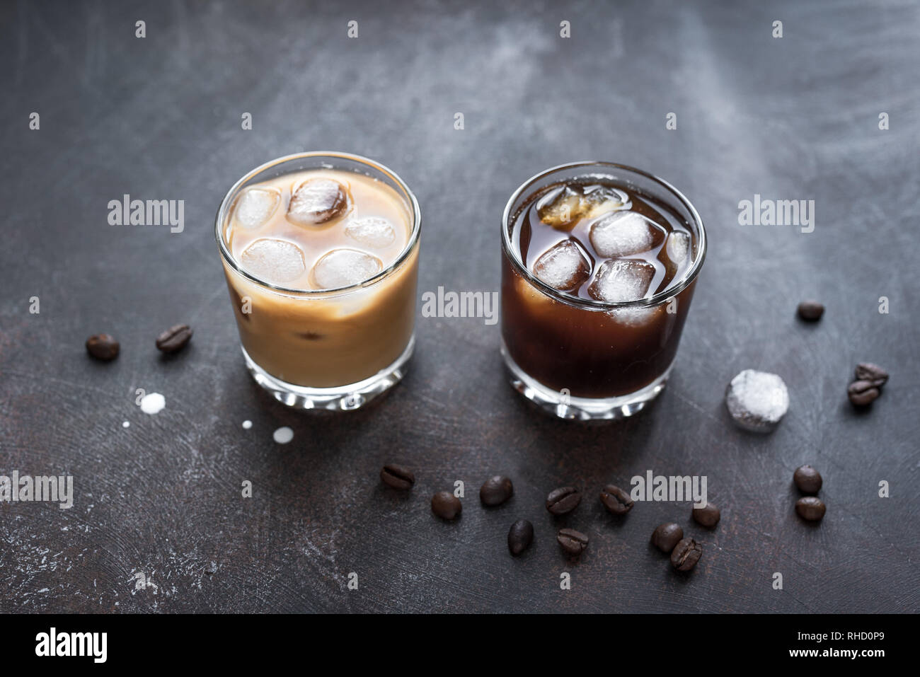 Bianco e nero russo cocktail con vodka e liquore al caffè e crema. In casa iced alcool nero Boozy Russo e White Russian drink con caffè b Foto Stock