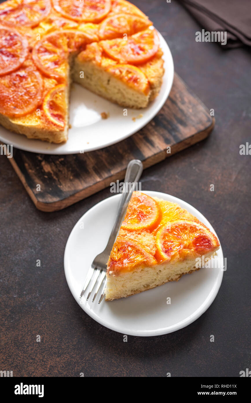 Sottosopra torta arancione su sfondo rustico. Torte fatte in casa con la sanguinosa arance, agrumi. Foto Stock