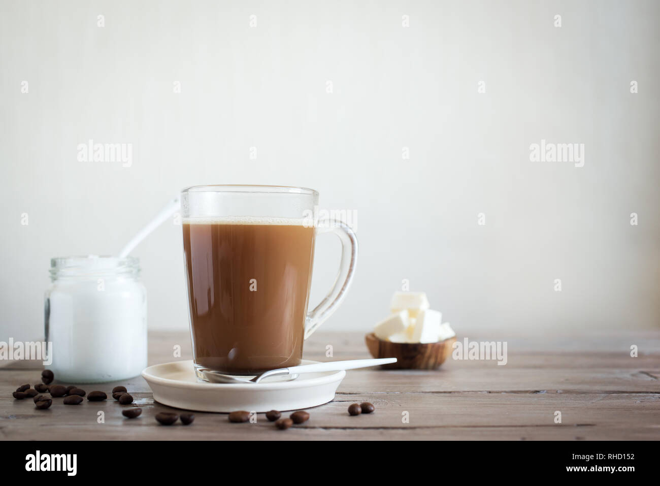 Bulletproof caffè, mescolato con burro di organico e MCT olio di noce di cocco, paleo, cheto, ketogenic bere prima colazione. Foto Stock