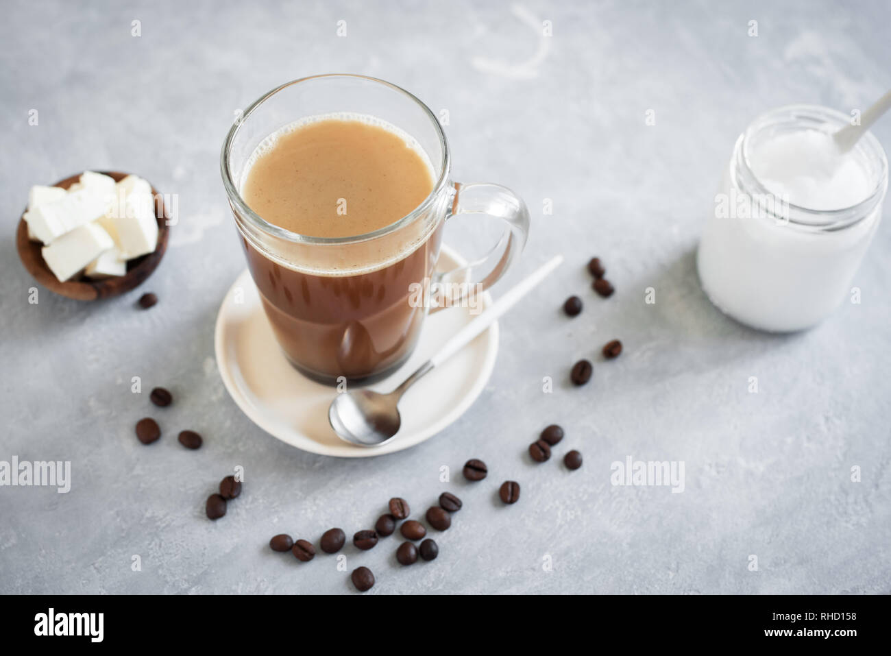 Bulletproof caffè, mescolato con burro di organico e MCT olio di noce di cocco, paleo, cheto, ketogenic bere prima colazione. Foto Stock