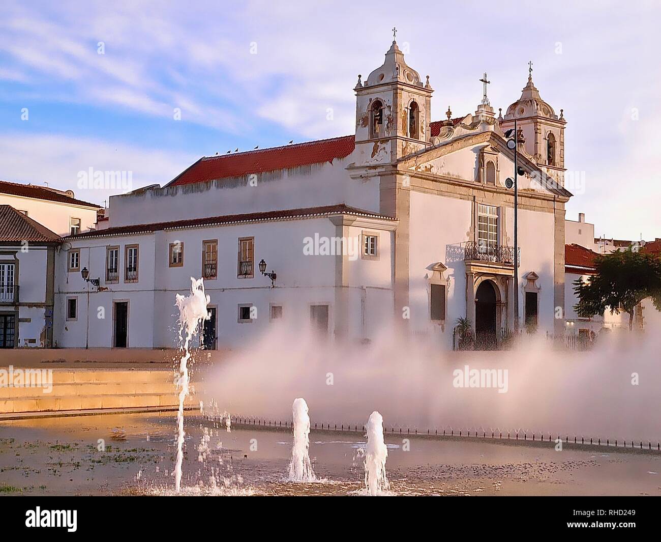 Città bellissima chiesa di Lagos in Portogallo con la fontana nella parte anteriore Foto Stock