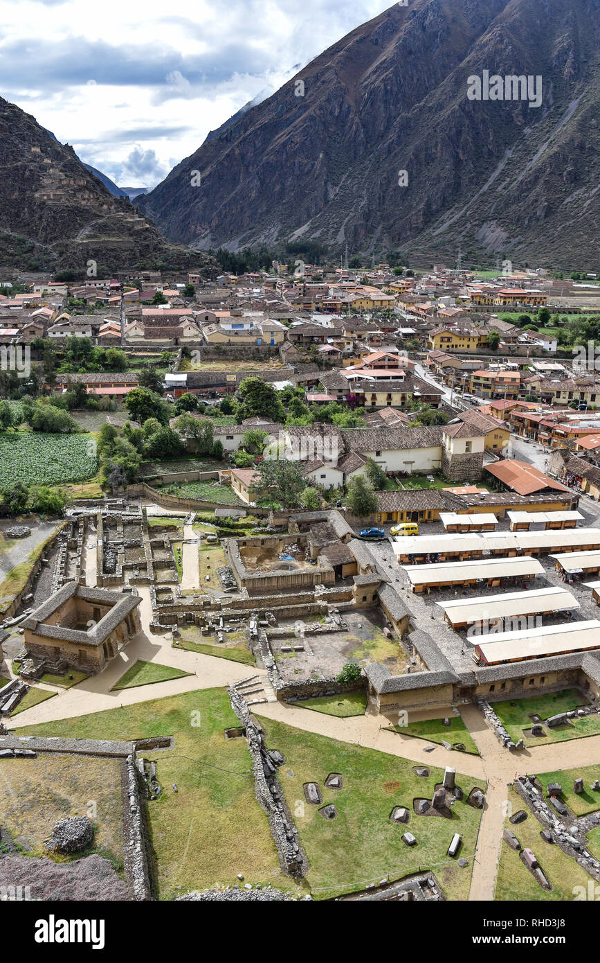 Cusco, Perù - Ott 22, 2018: viste sulla città da Ollantaytambo sito archeologico nella Valle Sacra Foto Stock