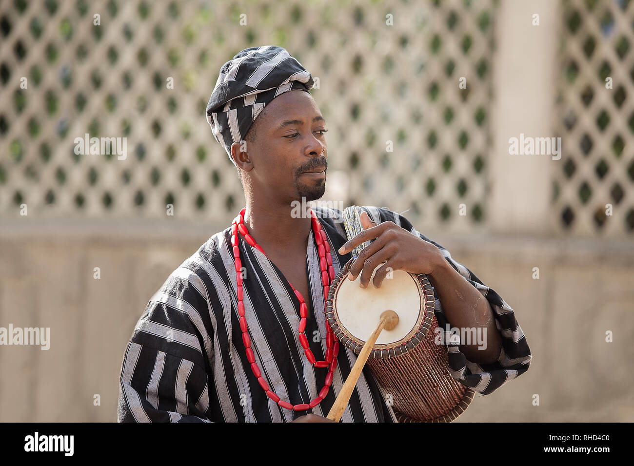 Gorizia, Italia - 27 agosto 2017: musicista del Benin danza tradizionale azienda della città durante il festival internazionale del Folklore Foto Stock