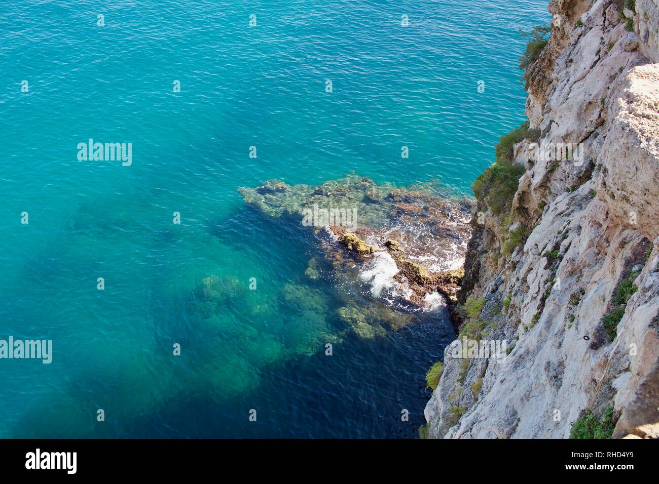 Una vista del mare dal balcone di Polignano a Mare, una città del sud Italia, durante le vacanze estive. Foto Stock