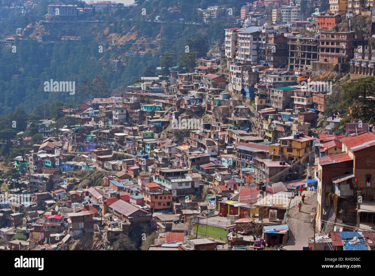 Un popoloso collina nel nord dell'India. Shimla ai piedi dell'Himalaya è stato un rifugio estivo per l'amministrazione coloniale Britannica Foto Stock