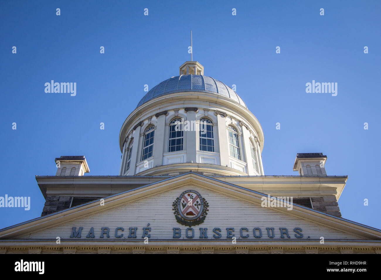 Marche Bonsecours di Montreal, in Quebec, Canada, durante un pomeriggio soleggiato, con il XIX secolo stemma della città. Bonsecours Market è uno di t Foto Stock