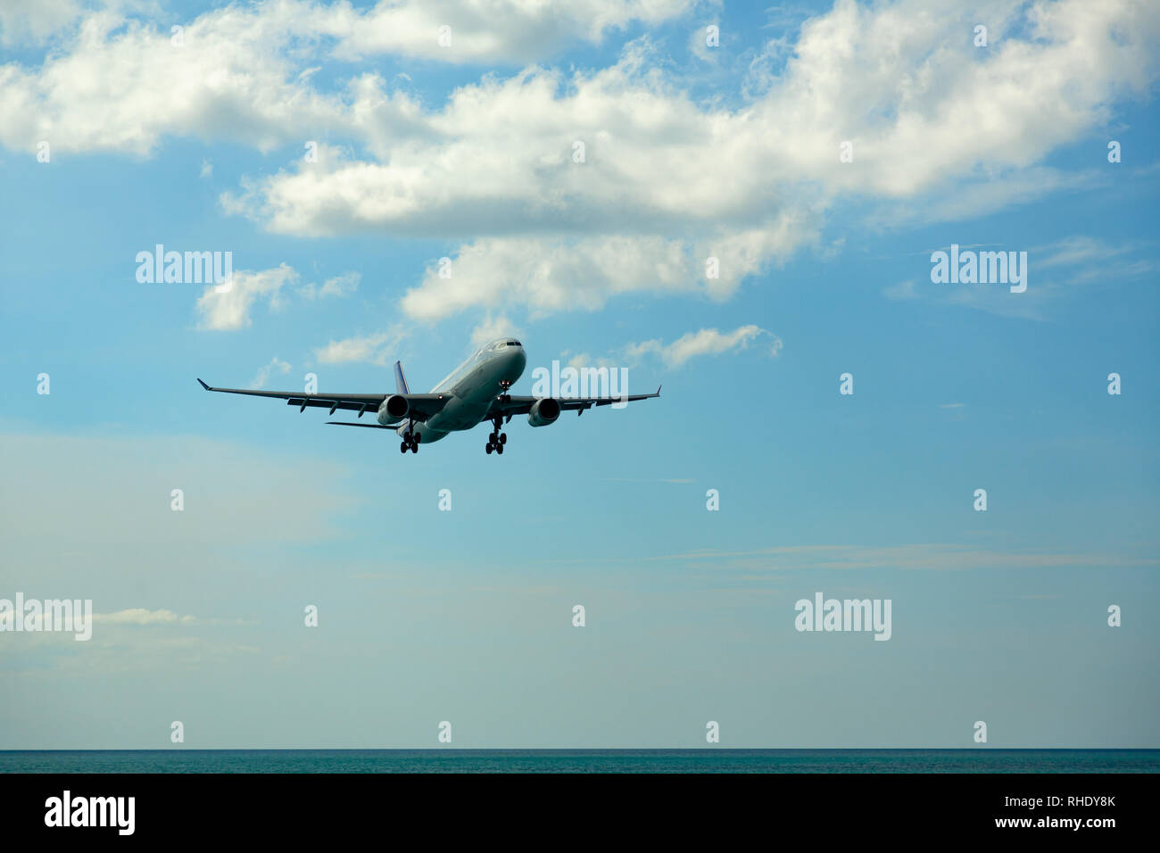 Airbus Thai Airways flying overhead Foto Stock