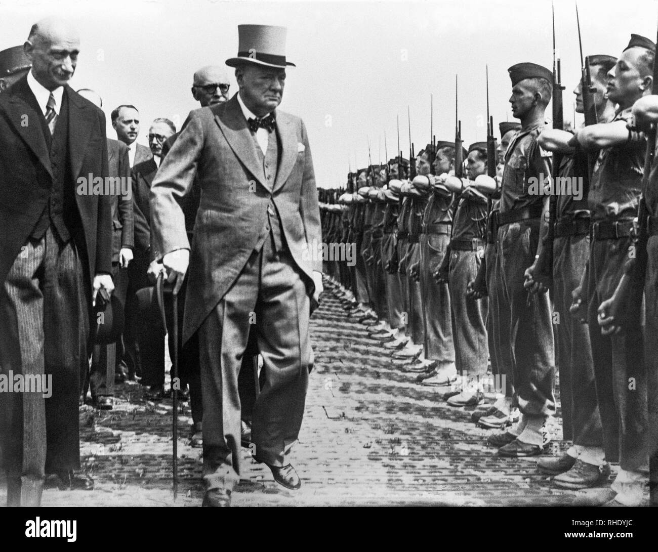 Sir. Winston Churchill, ex primo ministro britannico, rivedendo le truppe a Metz, Francia con statista francese Robert Schuman, un leader nell'integrazione europea dopo la II Guerra Mondiale, il 17 luglio 1946. Foto Stock