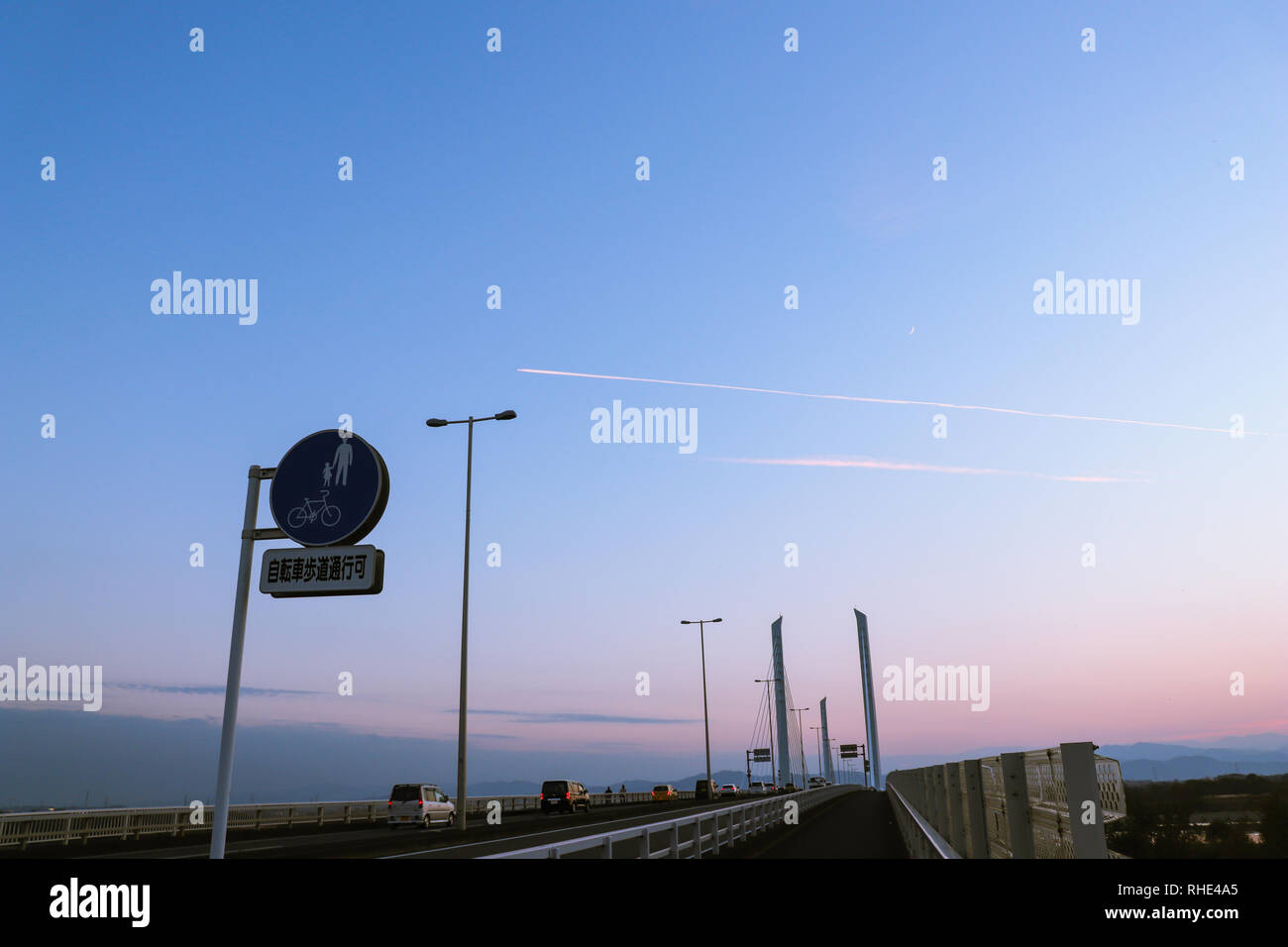 Caccia al tramonto oltre il ponte Foto Stock