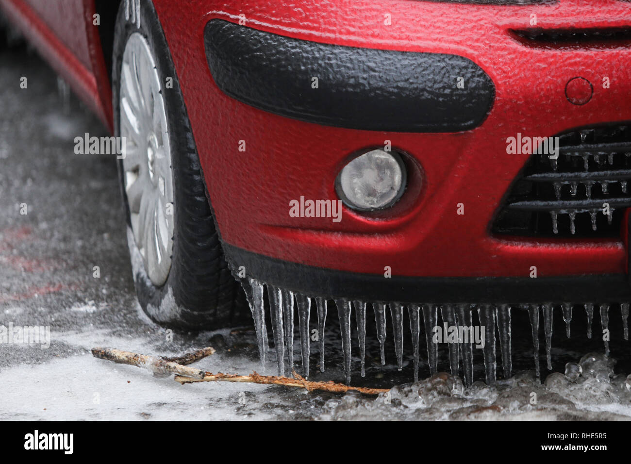 Auto coperto di ghiaccio dopo una pioggia gelata fenomeno Foto Stock