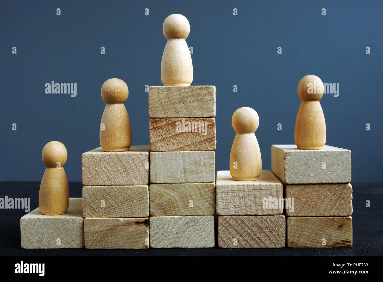 La produttività dei dipendenti del concetto. Blocchi di legno e figurine. Valutazione in h. Foto Stock