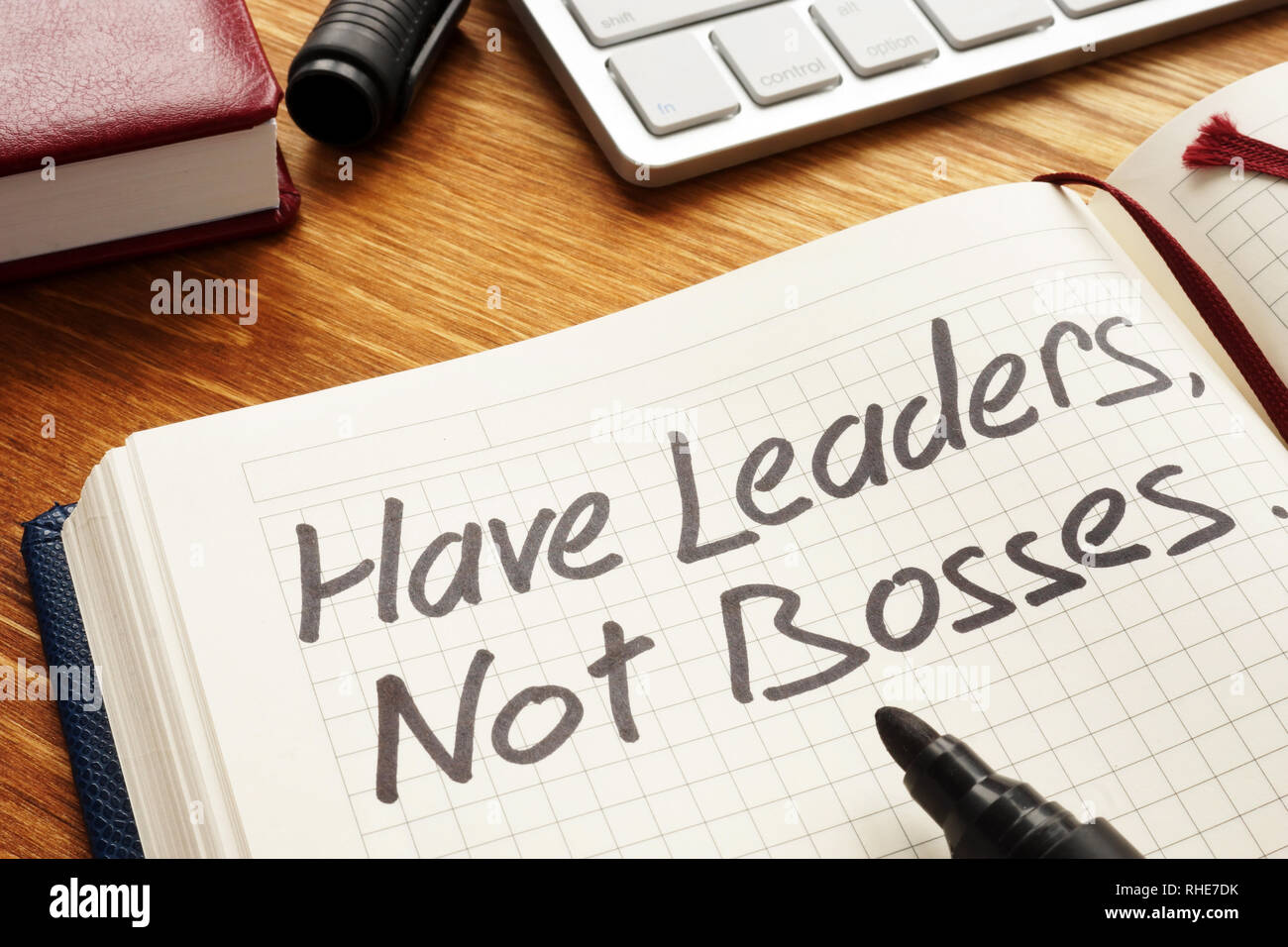 I leader hanno, non borchie scritto in una nota. Il concetto di leadership. Foto Stock
