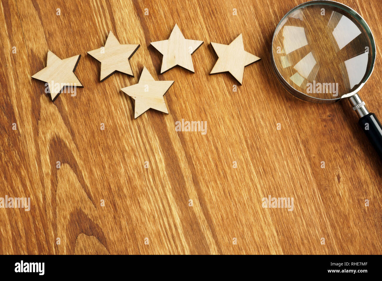 La valutazione e il concetto di valutazione. Cinque stelle e lente di ingrandimento. Foto Stock
