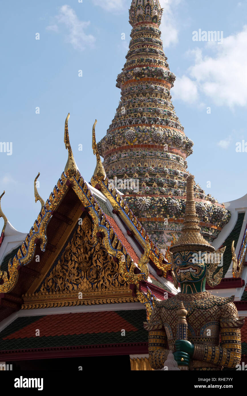Bangkok in Thailandia, gigante custode del Grand Palace e del Wat Phra Kaew con allestita chedi in background Foto Stock