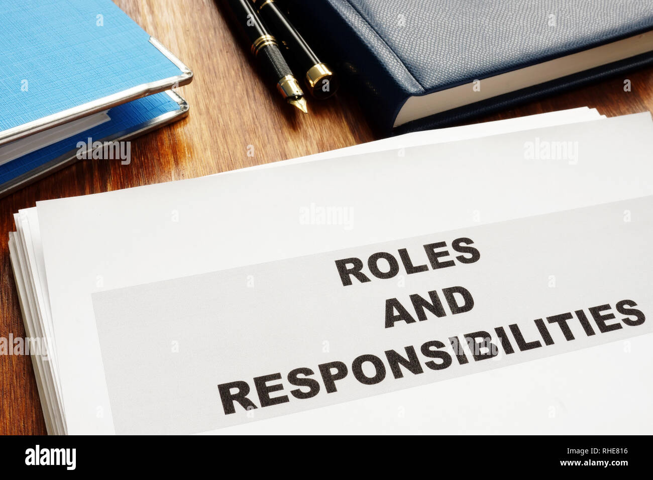 I ruoli e le responsabilità dei documenti su una scrivania. Foto Stock