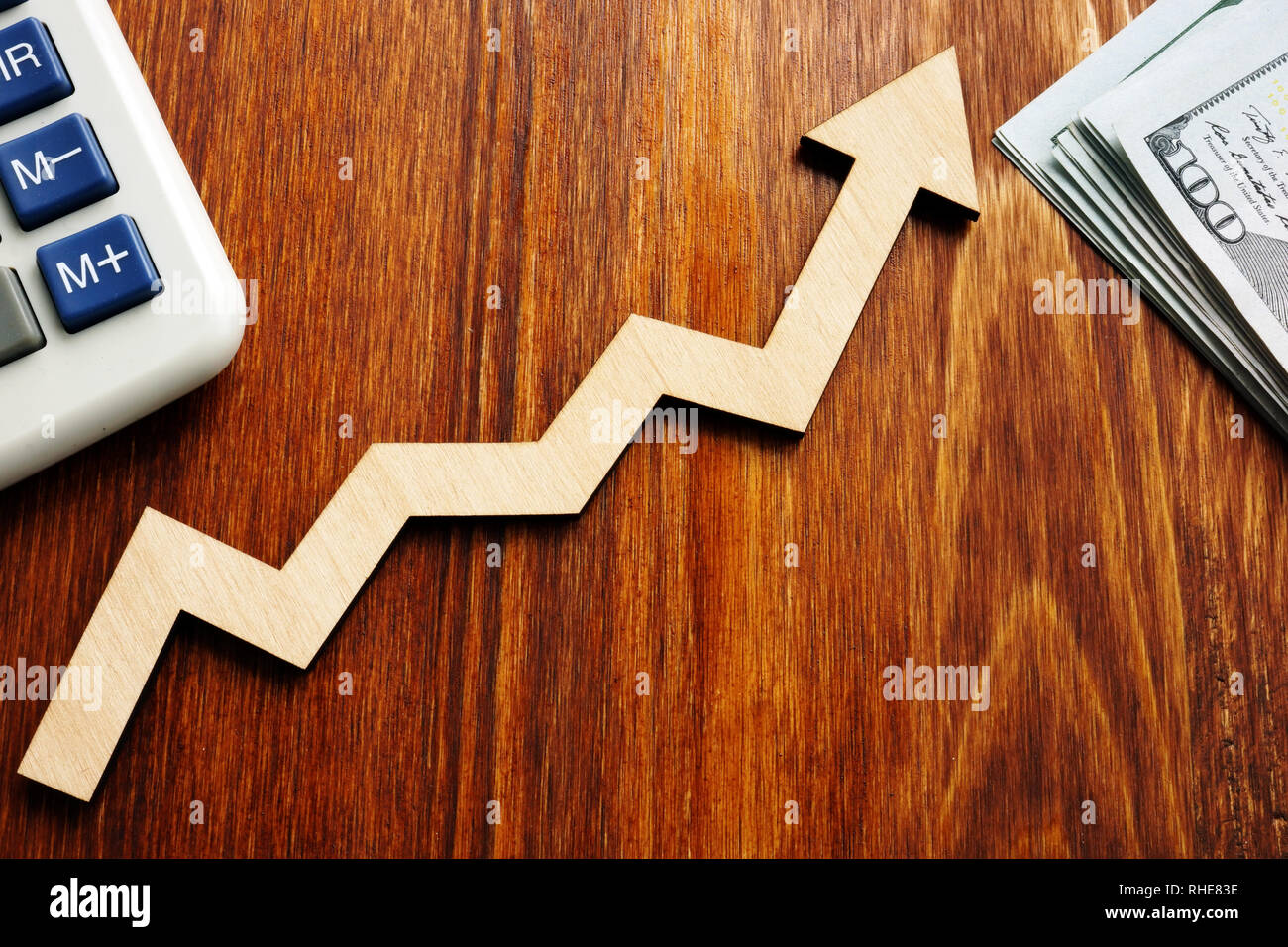 Redditività e utile. Freccia ascendente, calcolatrice e denaro. Foto Stock