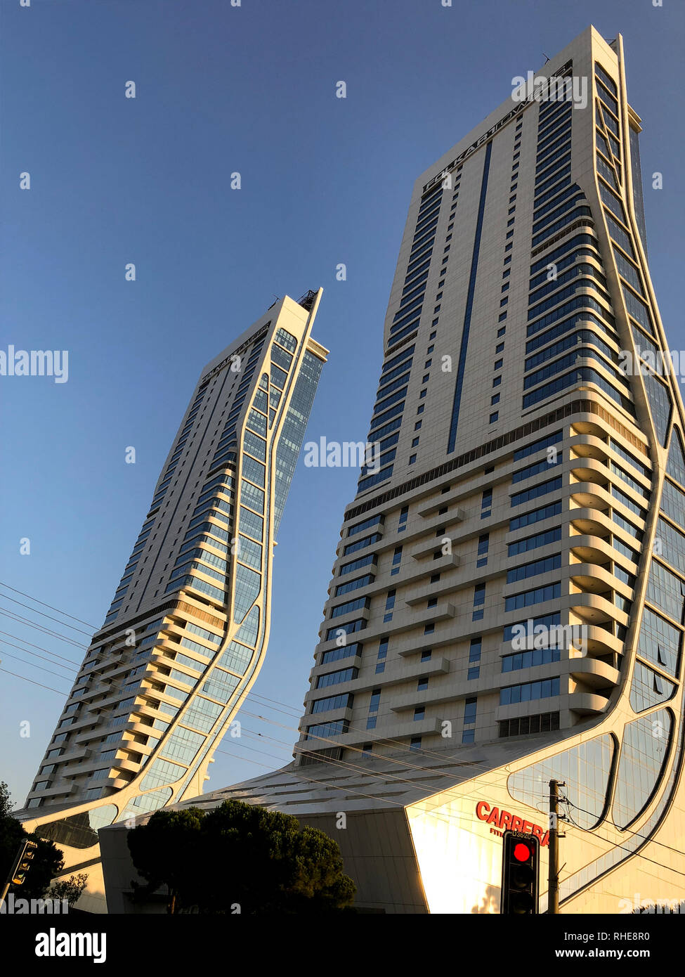 Izmir, Turchia - Luglio 8, 2018: torri Folkart skyscrapper edifici su un cielo blu e molto vicino shot. Foto Stock