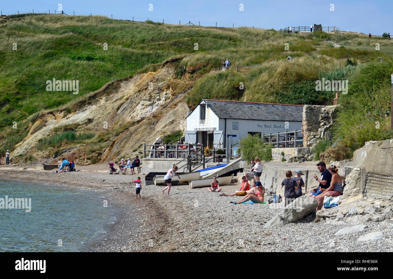 La spiaggia di ciottoli di Lulworth Cove, Dorset, Regno Unito. Parte della Jurassic Coast. Foto Stock