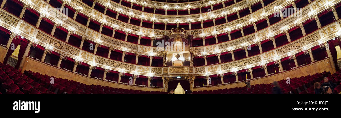 Il Real Teatro di San Carlo (Royal Theatre di San Carlo), il suo nome originale sotto la monarchia borbonica ma oggi noto semplicemente come teatro di Sa Foto Stock