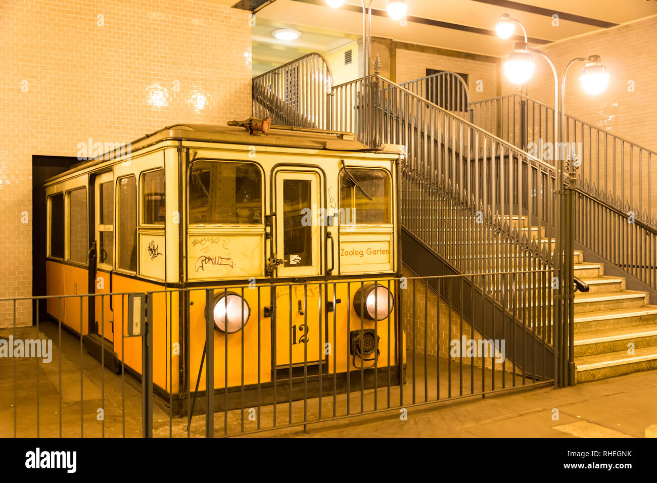 Berlino, Germania - 19 dicembre 2017. Il Klosterstrasse U-Bahn. Foto Stock