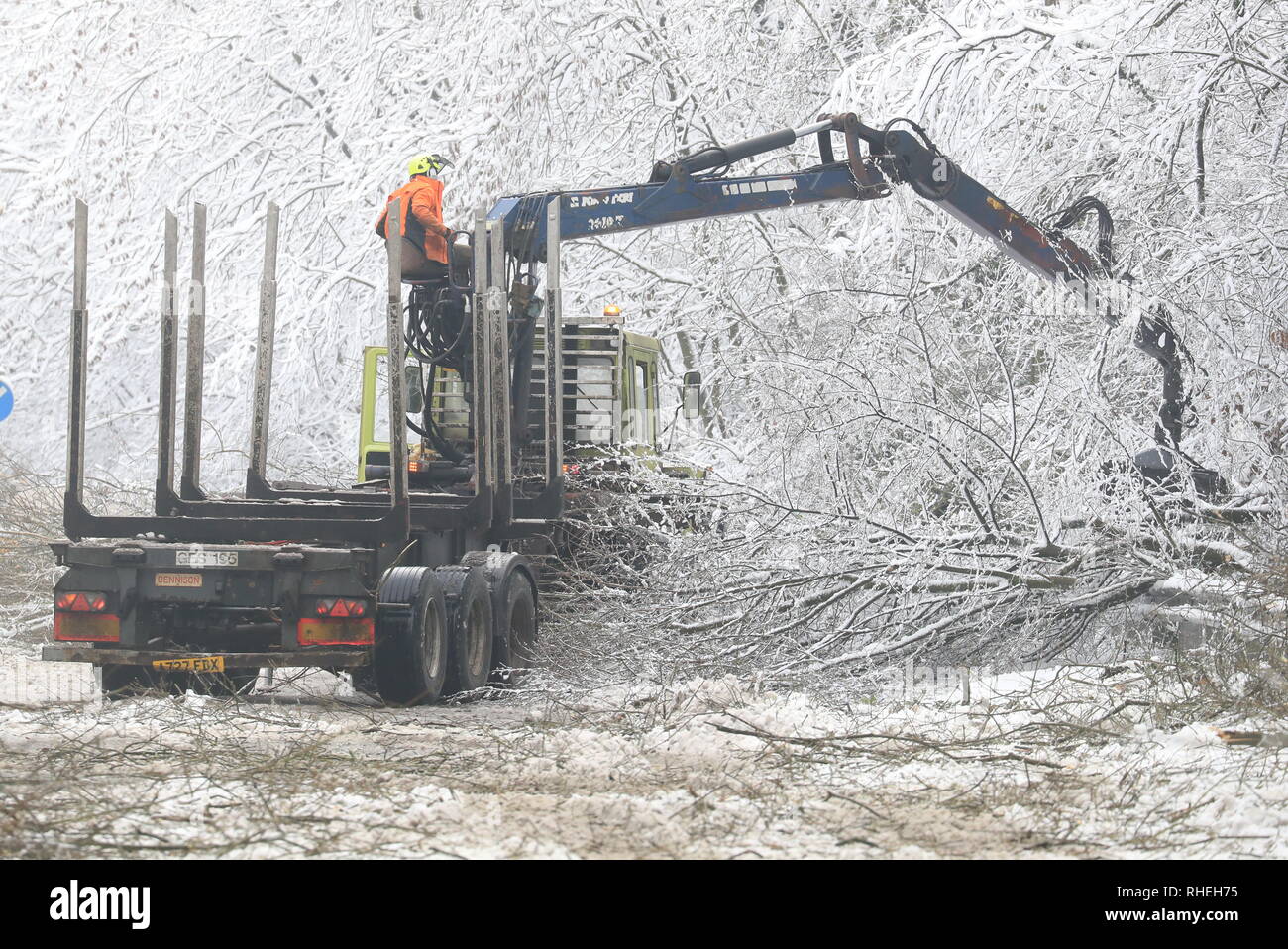 Alberi portato verso il basso dal peso della neve sono cancellati da Walderslade Woods Road, in Walderslade, Kent, che dovrebbe essere chiuso per tutto il weekend. Gli automobilisti sono rimasti bloccati per una seconda notte come la neve ricopriva le strade e il clima invernale il traffico ha portato a un fermo. Nevischio Neve e continuazione attraverso le prime ore di sabato mattina influiscono sulle autostrade in Kent e Hampshire e causando condizioni insidiose. Foto Stock