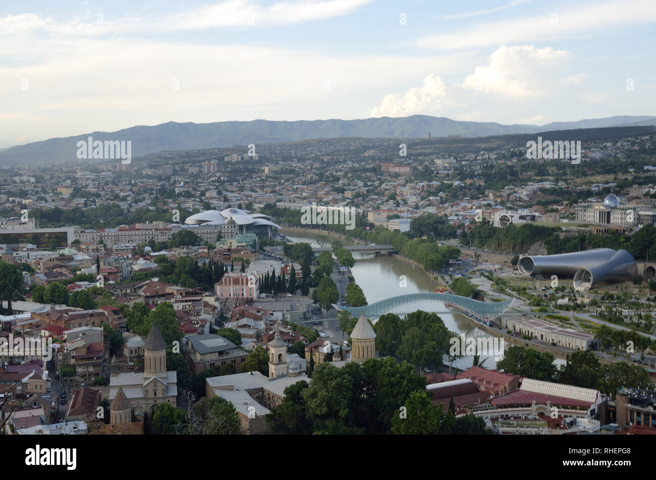 Fiume Kura a Tbilisi con Ponte della Pace, Georgia Foto Stock