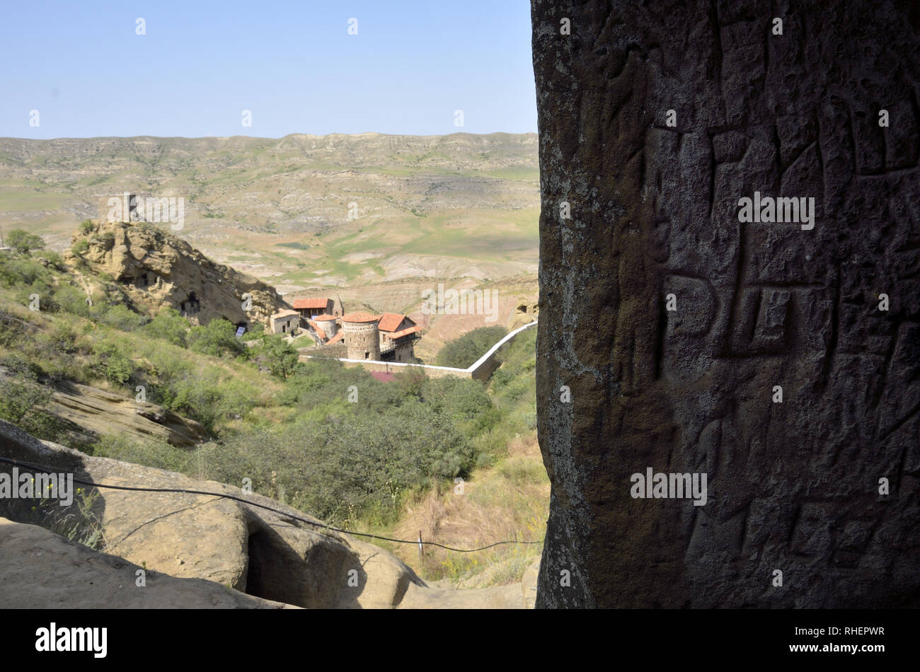 Il complesso monastico di David Gareji con iscrizione sulla roccia sul fronte, Georgia Foto Stock