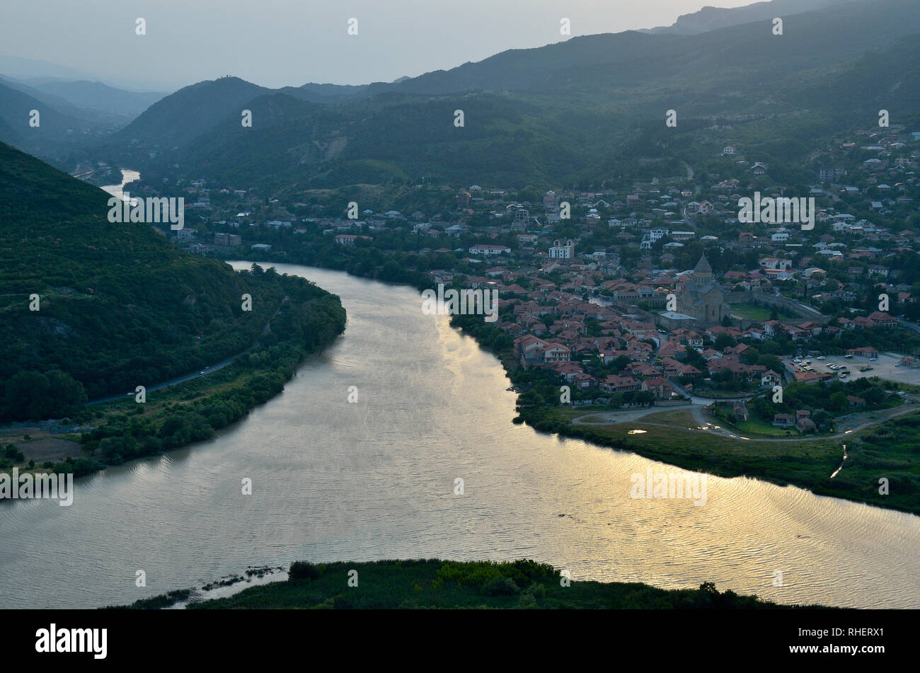 Vista panoramica della città di Mtskheta e della confluenza dei fiumi Kura e Aragvi vista dal monastero di Jvari, Georgia Foto Stock