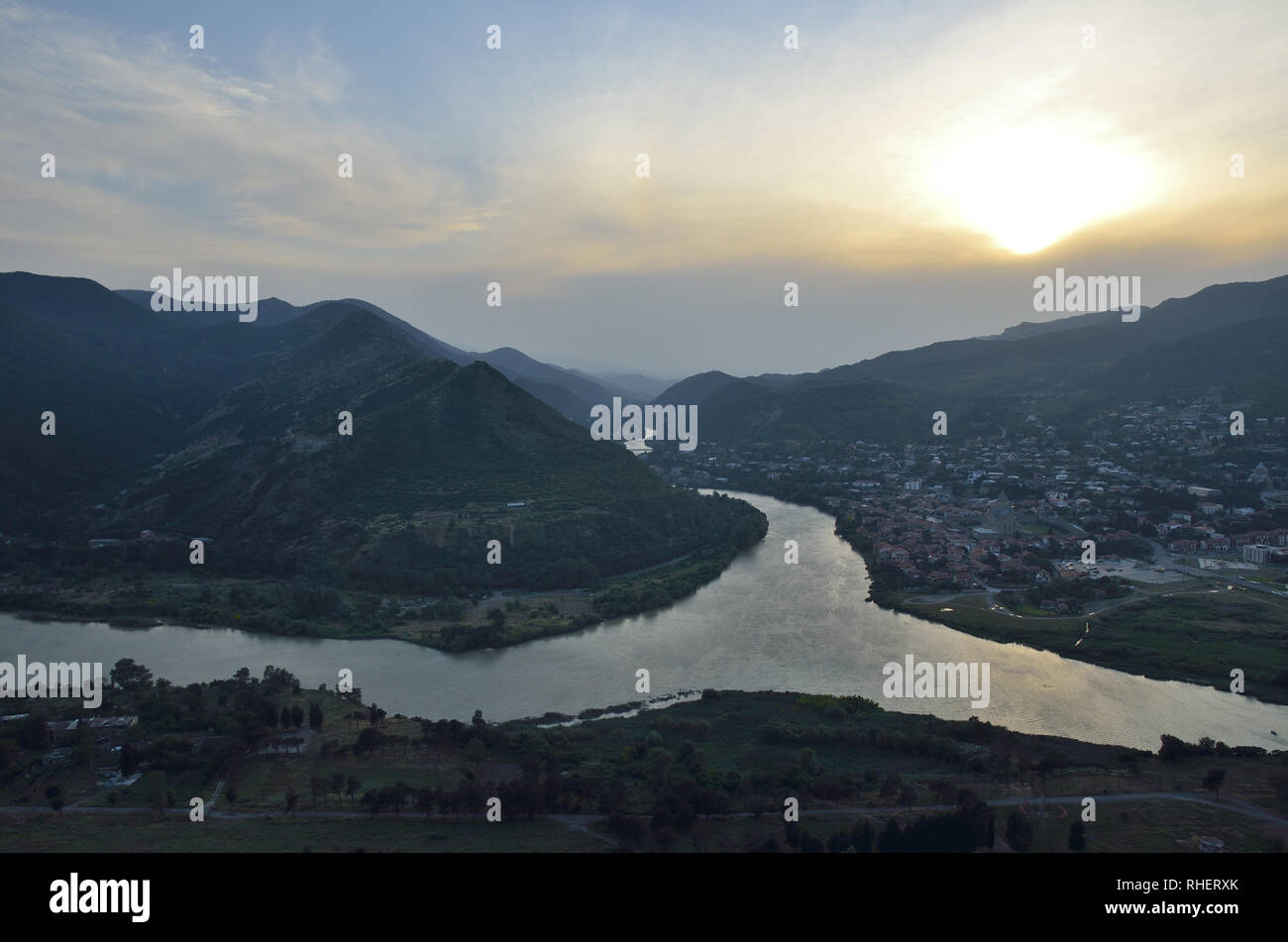 Vista panoramica della città di Mtskheta e della confluenza dei fiumi Kura e Aragvi vista dal monastero di Jvari, Georgia Foto Stock