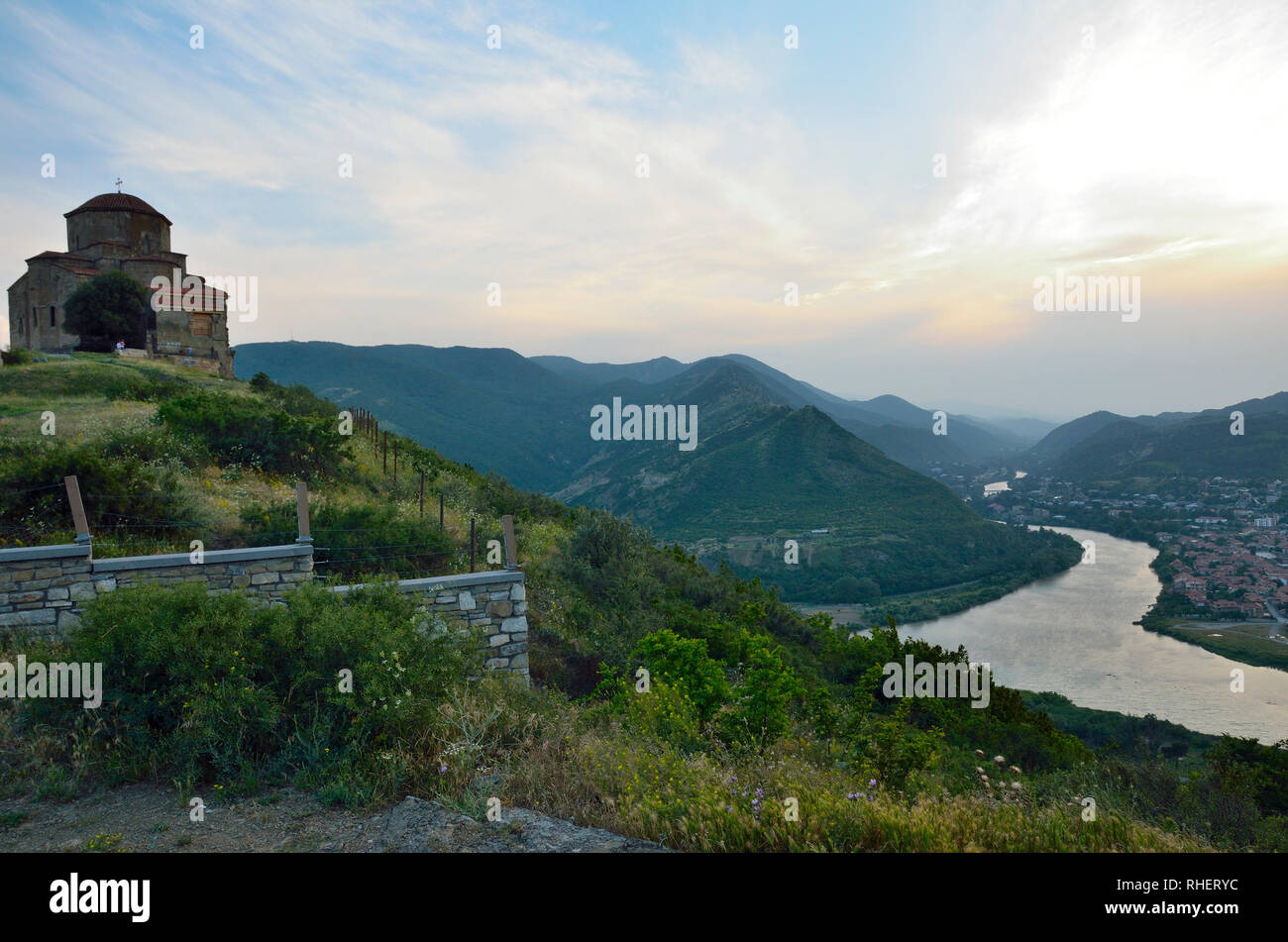 Vista panoramica della città di Mtskheta e della confluenza dei fiumi Kura e Aragvi vista dal monastero di Jvari, Georgia Foto Stock