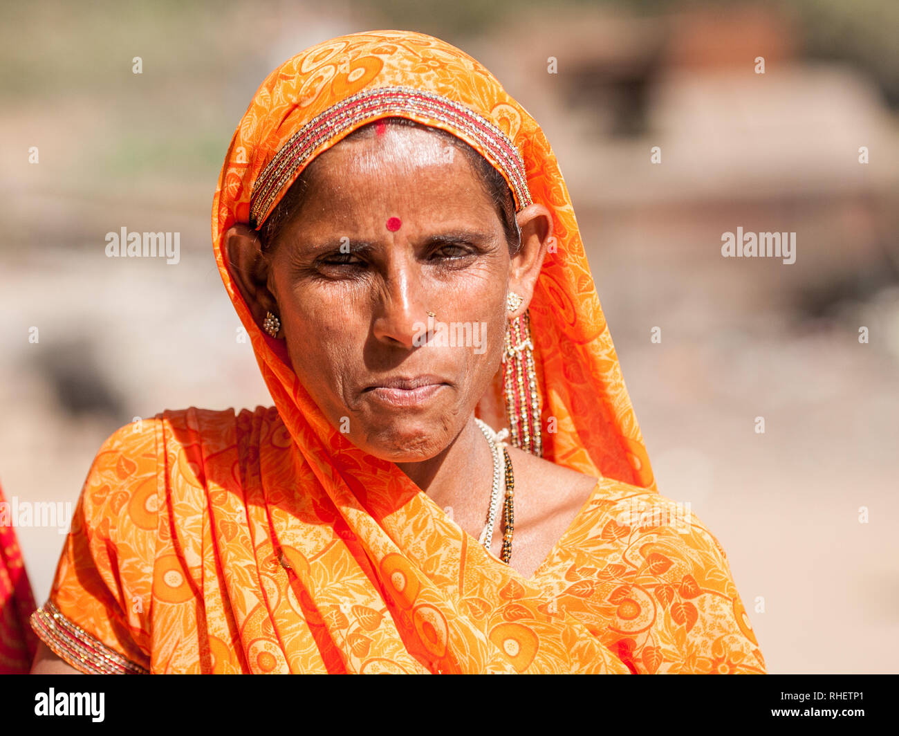 Ritratto di una donna di Rajasthani in Ranthambore. Rajasthani persone sono noti come alcuni dei più colorato di persone in India. Foto Stock