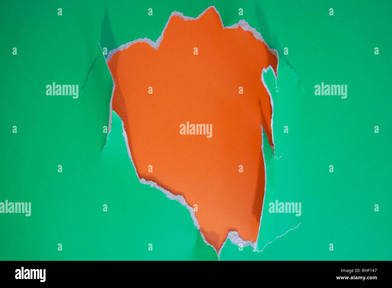 Piatto unico lay sfondo con colore carta frammentarie. Verde e arancione. Foto Stock