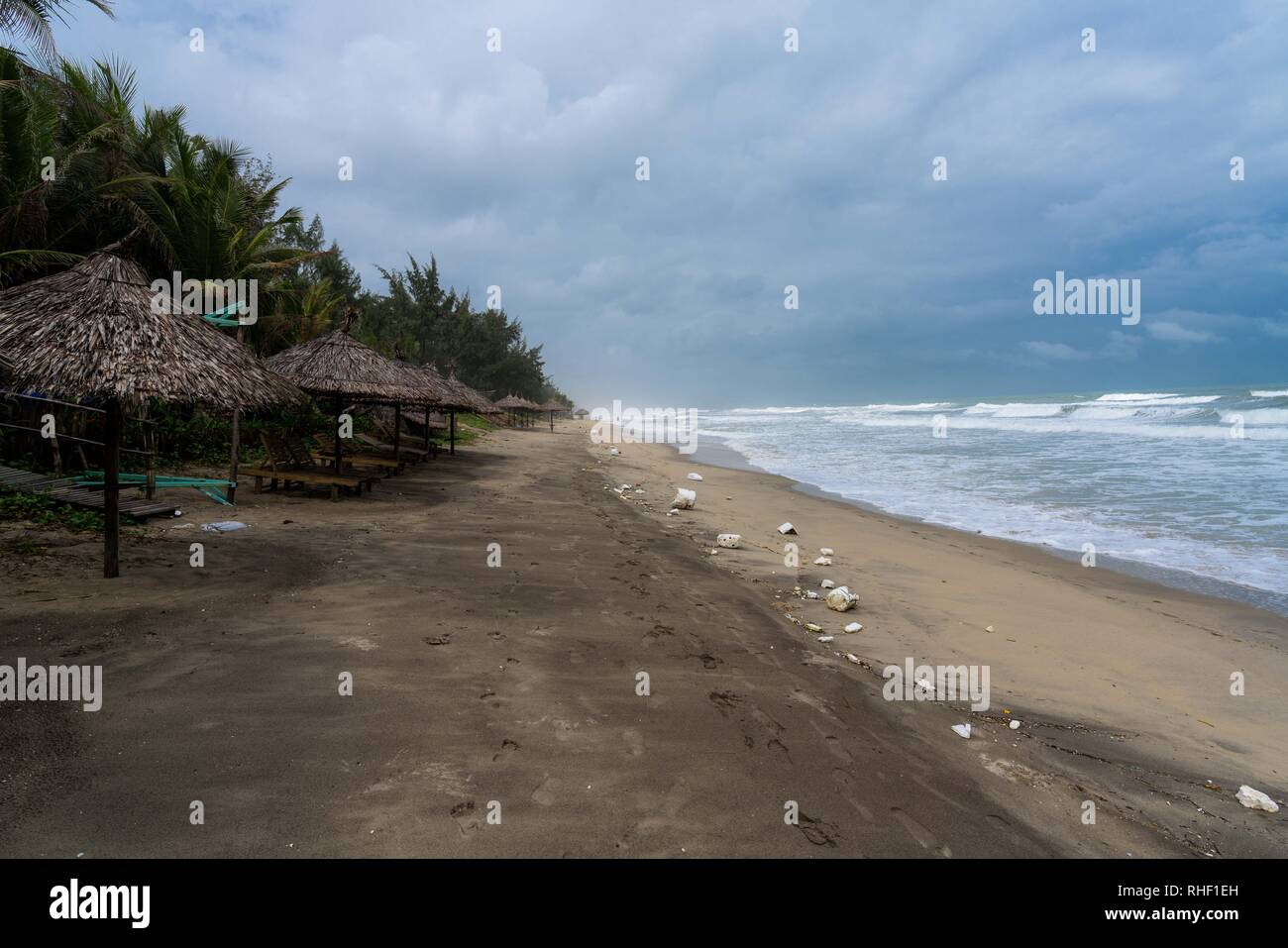 Inquinamento presso la famosa spiaggia angbang in tinta, Vietnam. Fuori stagione invernale. Foto Stock